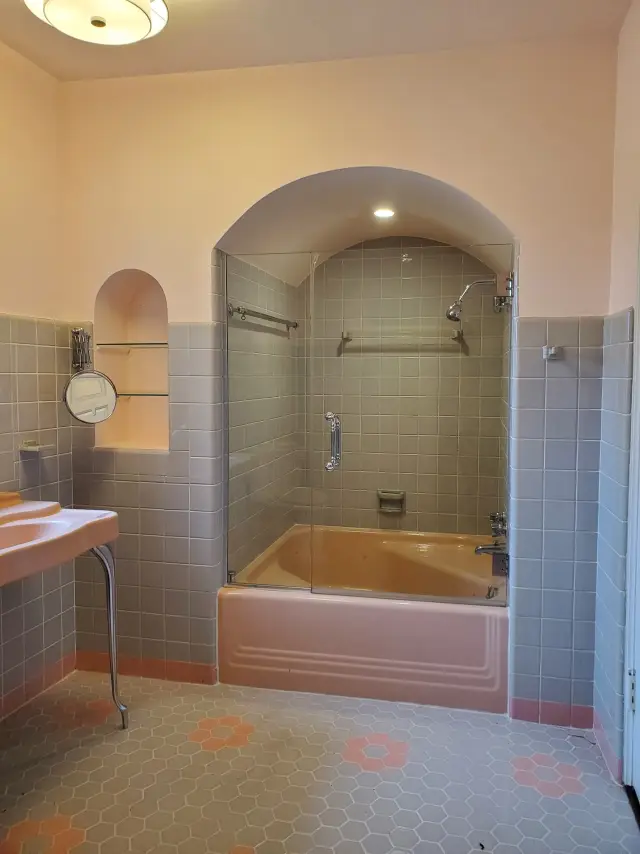 Before: peach tub alcove